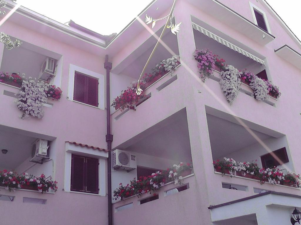 Apartments Lavanda 1 Njivice Buitenkant foto